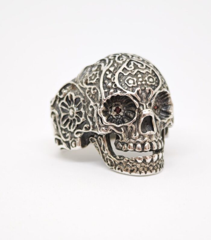 Anillo calavera de plata 925 con rubíes en los ojos