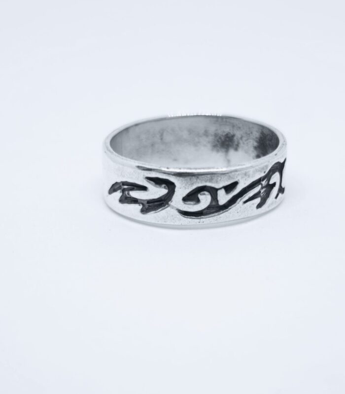Anillo artesanal de plata 925 con grabado tribal