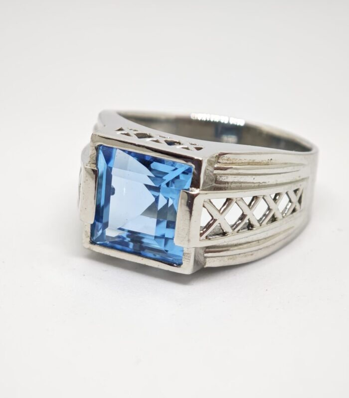 Anillo Tipo Sello de plata 925 Rodinada con Topacio Azul talla cuadrada