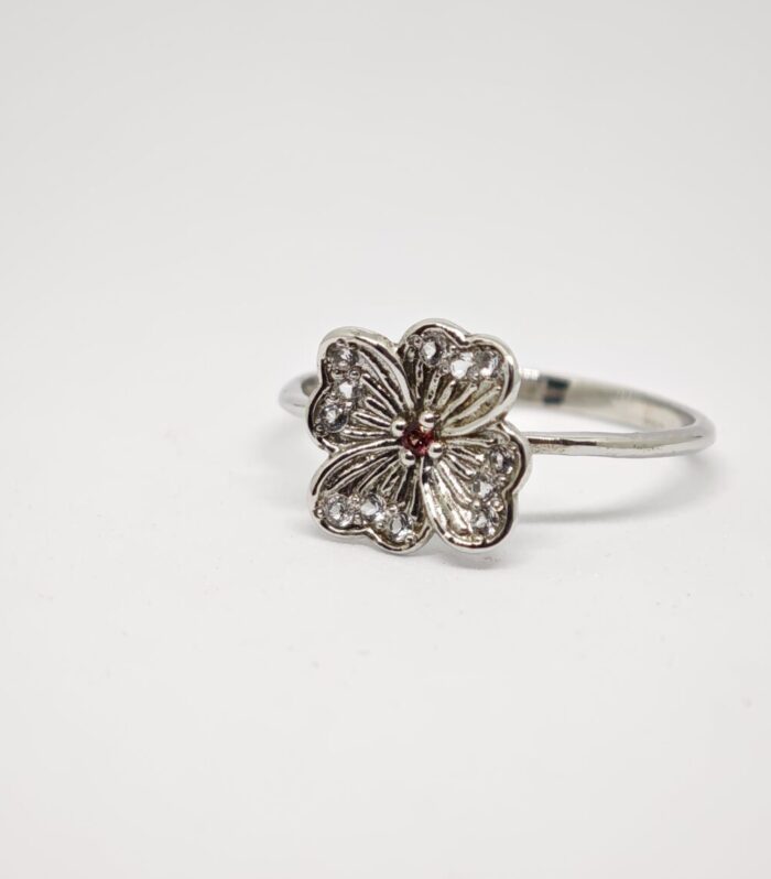 Anillo de Plata 925 con Topacio Blanco y Rubí en Diseño Ornamental