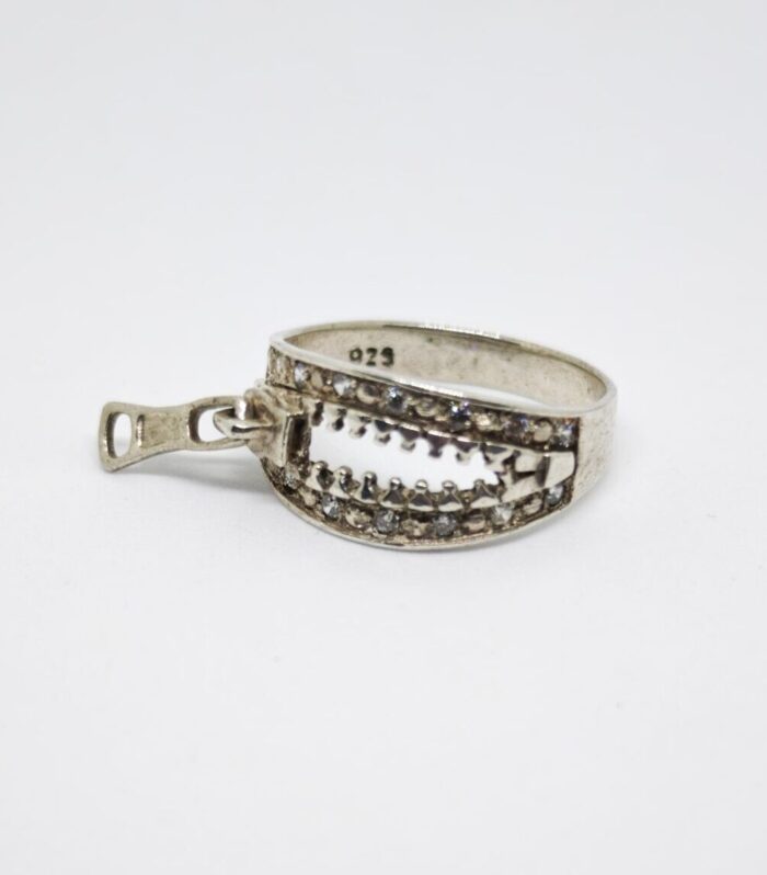 Anillo de Plata 925 con Topacios Blancos en Diseño Tipo Cemallera